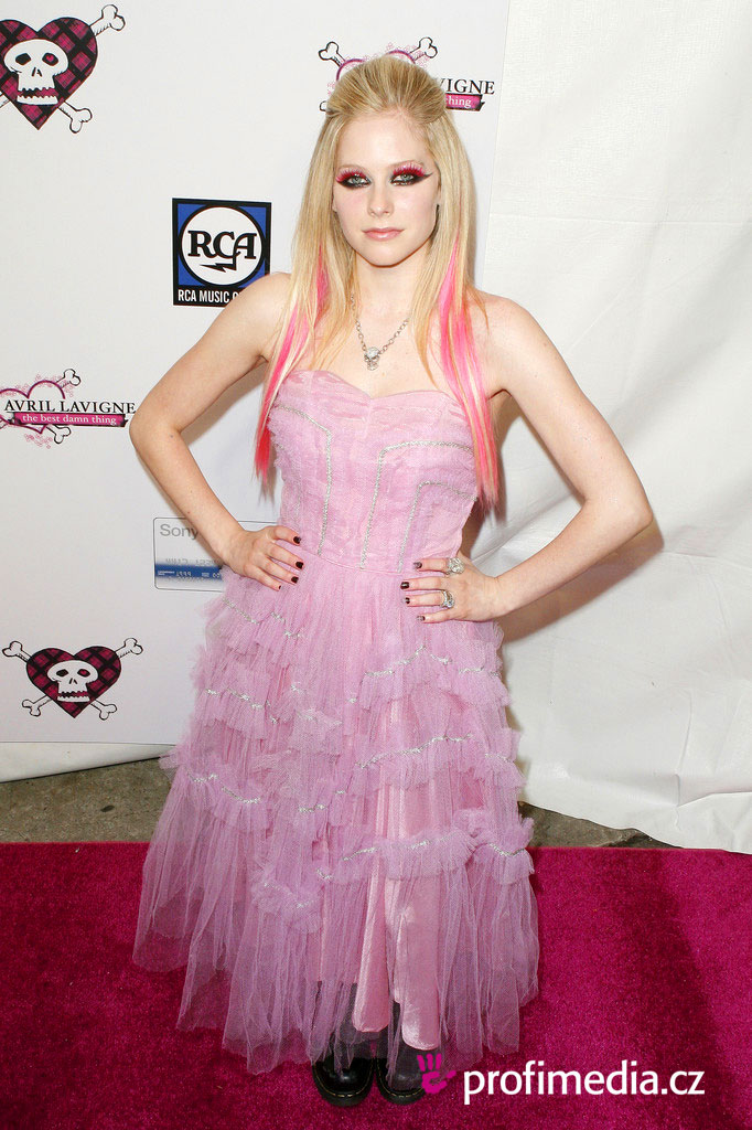 Rate the Avril Lavigne's hairstyle