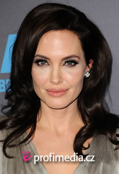 Fryzury gwiazd - Angelina Jolie