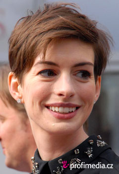 Fryzury gwiazd - Anne Hathaway