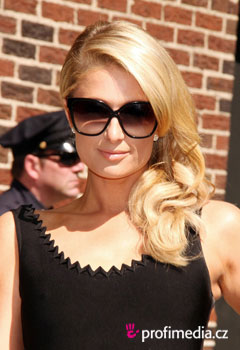 Fryzury gwiazd - Paris Hilton