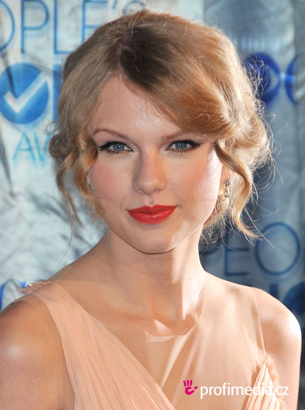 Taylor Swift - sztárfrizura - HappyHair