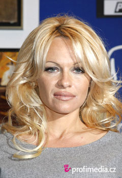 Účesy celebrit - Pamela Anderson