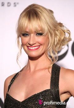 Acconciature delle star - Beth Behrs
