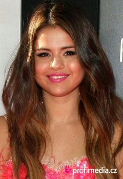 Účesy celebrít - Selena Gomez