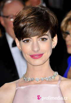 Coafurile vedetelor - Anne Hathaway 