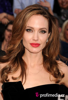Účesy celebrit - Angelina Jolie