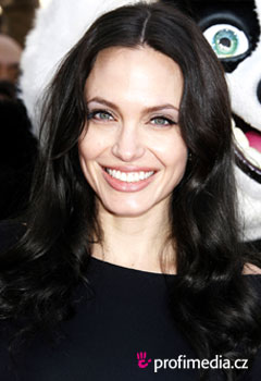 Účesy celebrit - Angelina Jolie