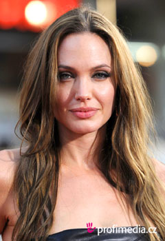 Účesy celebrít - Angelina Jolie