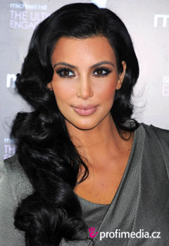 Účesy celebrit - Kim Kardashian