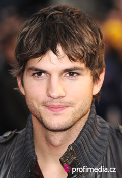 Účesy celebrít - Ashton Kutcher