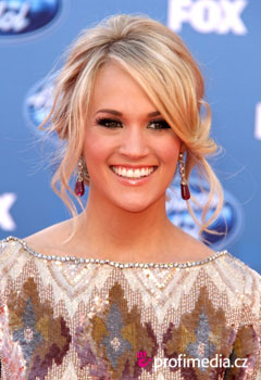 Účesy celebrit - Carrie Underwood